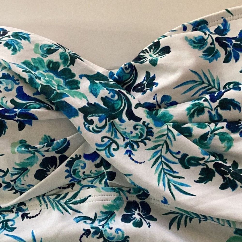 New. Tommy Bahama blue print swimsuit. MSRP $119. Size 4 - Picture 5 of 8